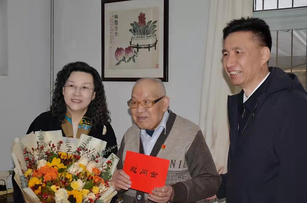 濟(jì)南產(chǎn)發(fā)集團(tuán)黨委副書記、總經(jīng)理黃蓓走訪慰問離休老干部、老黨員